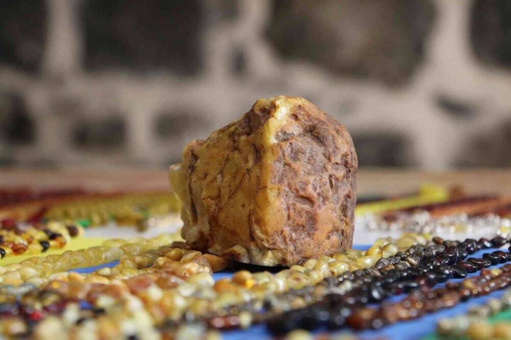 14 yaşındaki ustanın elinden çıkan tespihler dünyanın dört bir yanına ihraç ediliyor