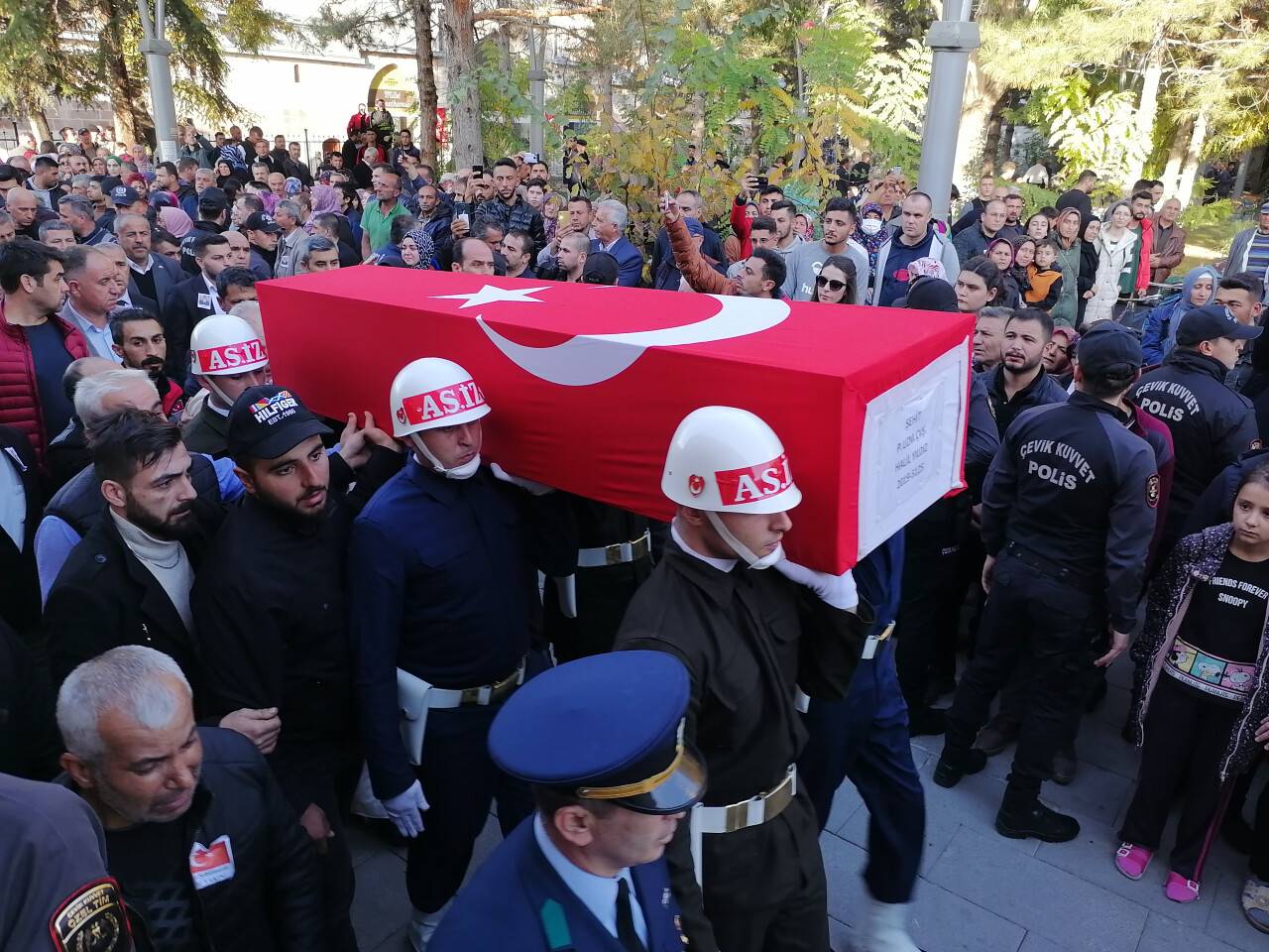 aa-20221106-29366973-29366965-sehit-piyade-uzman-cavus-halil-yildiz-son-yolculuguna-ugurlandi.jpg