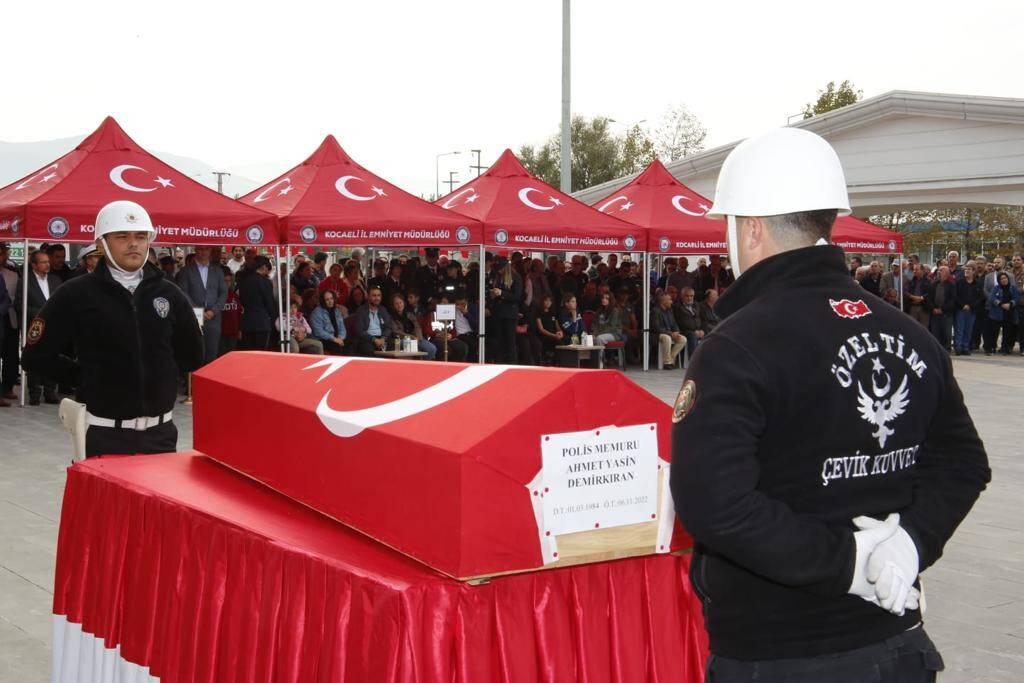 aa-20221106-29367382-29367376-kocaelide-kalp-krizi-sonucu-vefat-eden-polis-icin-toren-duzenlendi.jpg