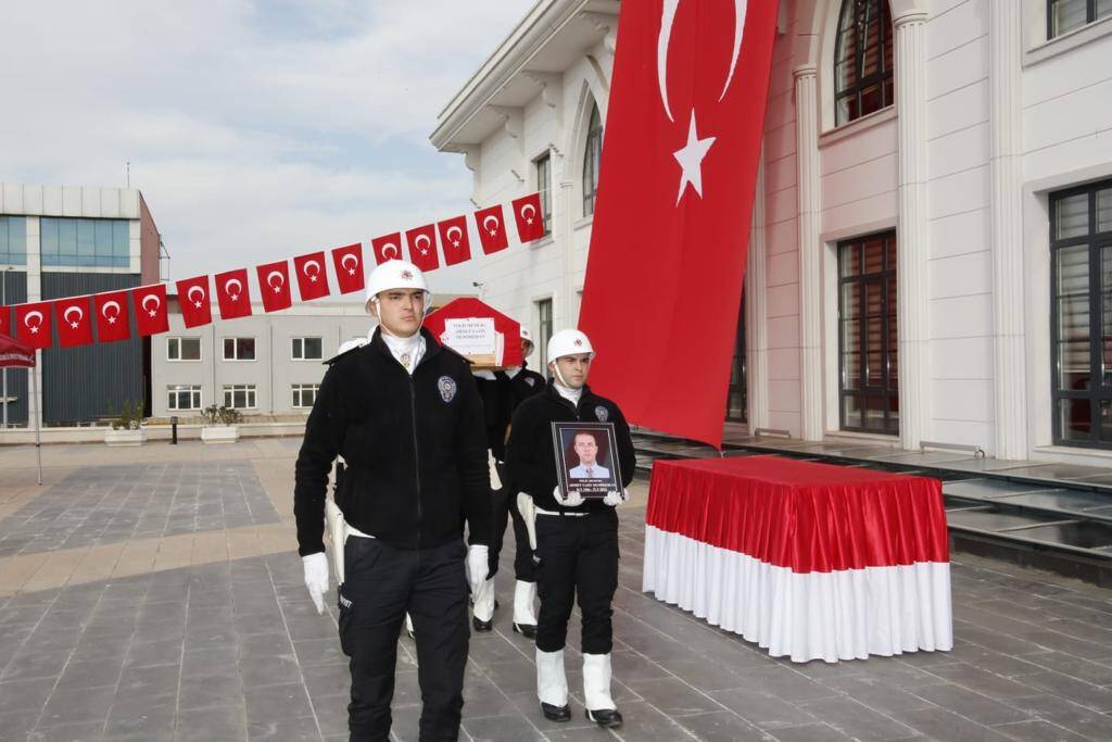 aa-20221106-29367382-29367380-kocaelide-kalp-krizi-sonucu-vefat-eden-polis-icin-toren-duzenlendi.jpg
