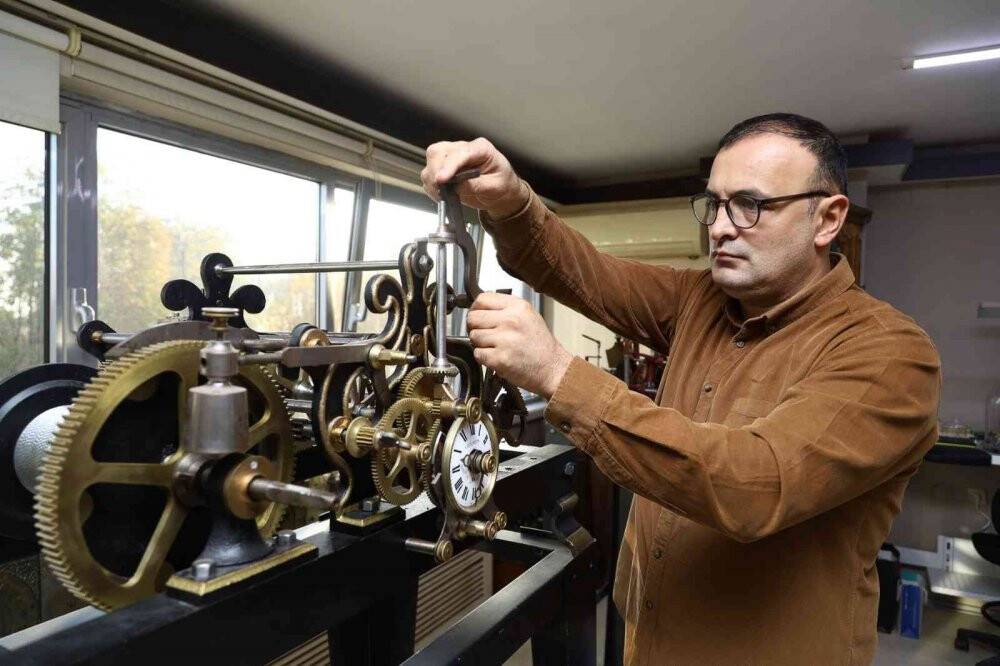 Asırlık saat tıkır tıkır işliyor