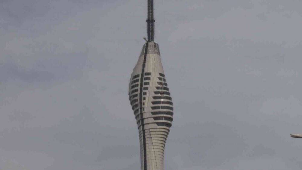 Bakım sonrası vinçten parça düşmesi sonucu Çamlıca Kulesi’nin dış cephesinde hasar