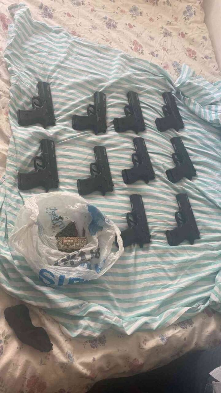 Baskın yapılan evde çok sayıda tabanca ele geçirildi
