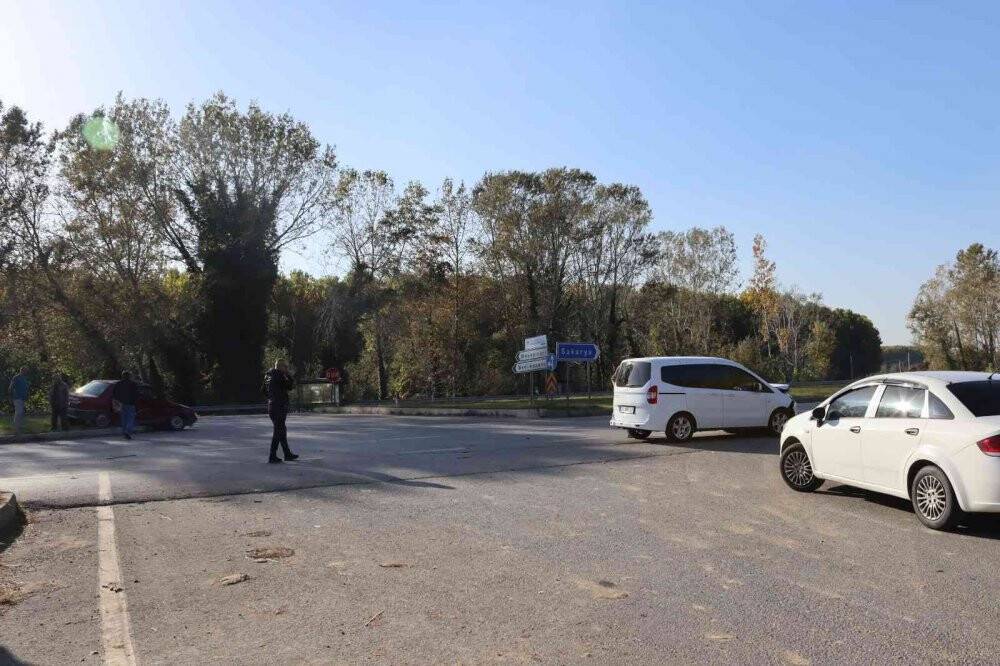 Hafif ticari araç ile otomobil kavşakta çarpıştı