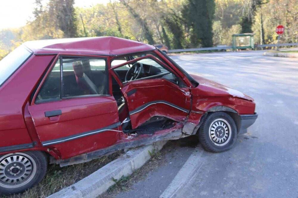 Hafif ticari araç ile otomobil kavşakta çarpıştı