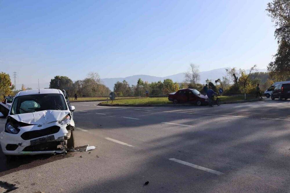 Hafif ticari araç ile otomobil kavşakta çarpıştı