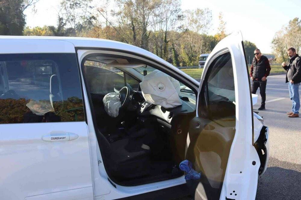 Hafif ticari araç ile otomobil kavşakta çarpıştı