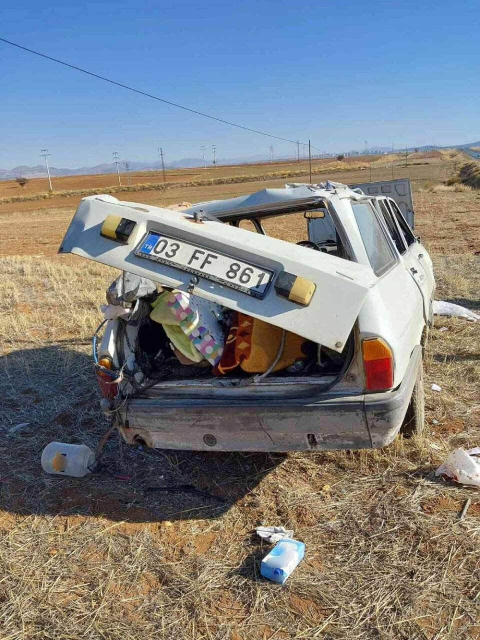 Kontrolden çıkan otomobil araziye devrildi