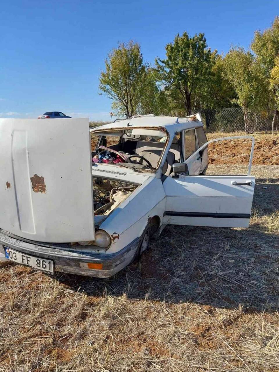 Kontrolden çıkan otomobil araziye devrildi