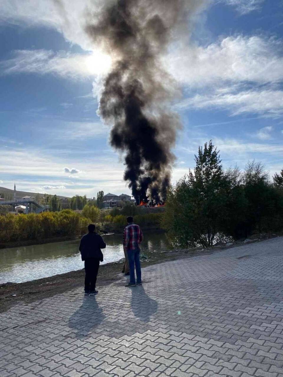 Ağrı’da tanker yolcu otobüsüyle çarpıştı, kaza sonrası yangın çıktı