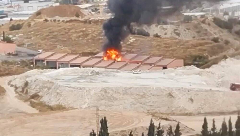 Alevlere teslim olan işyeri kullanılamaz hale geldi