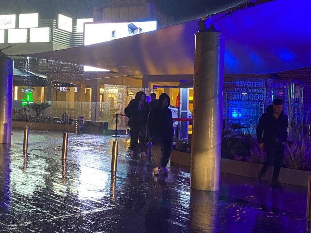 Bodrum’da sağanak yağış cadde ve sokakları göle çevirdi