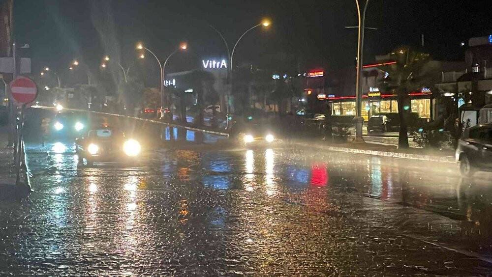 Bodrum’da sağanak yağış cadde ve sokakları göle çevirdi
