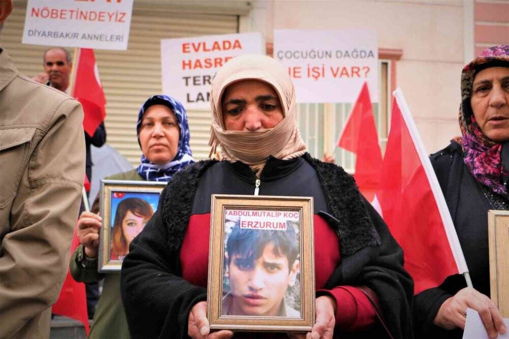 HDP binası  önündeki  evlat nöbetine bir aile daha katıldı