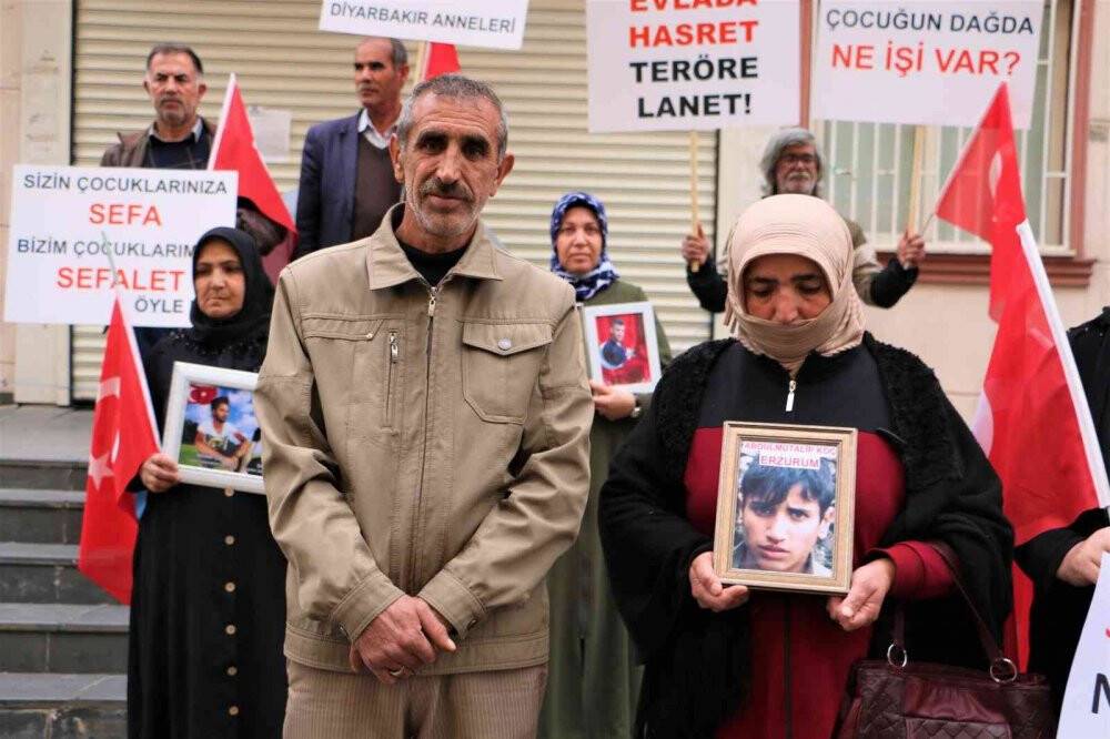 HDP binası  önündeki  evlat nöbetine bir aile daha katıldı