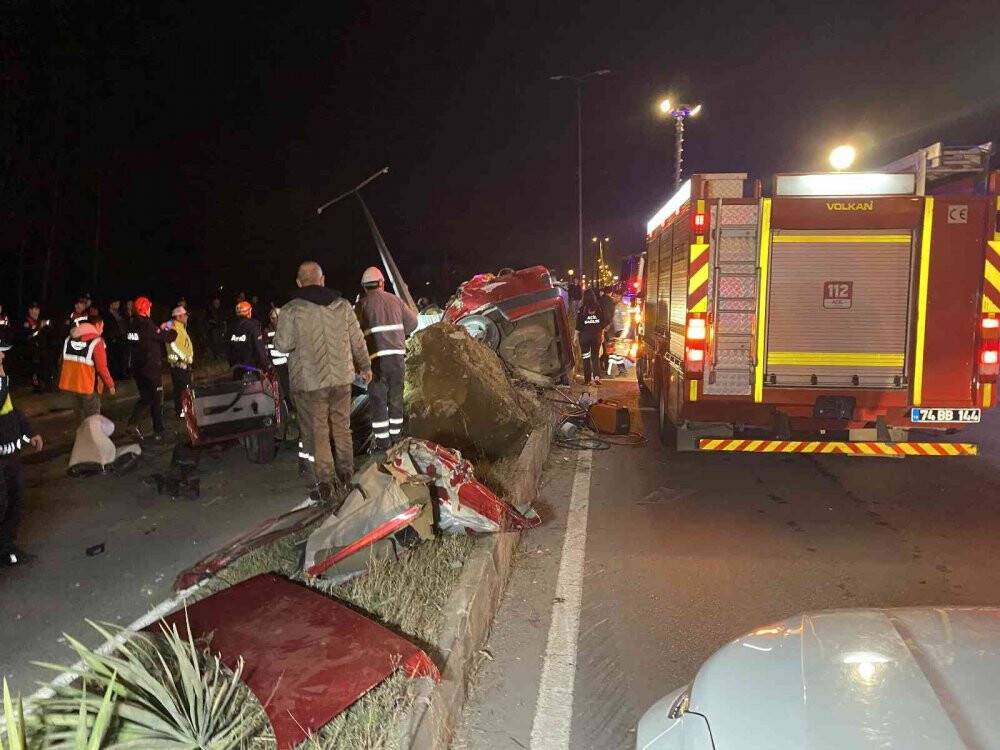 Otomobil aydınlatma direğine çarptı: 1 ölü
