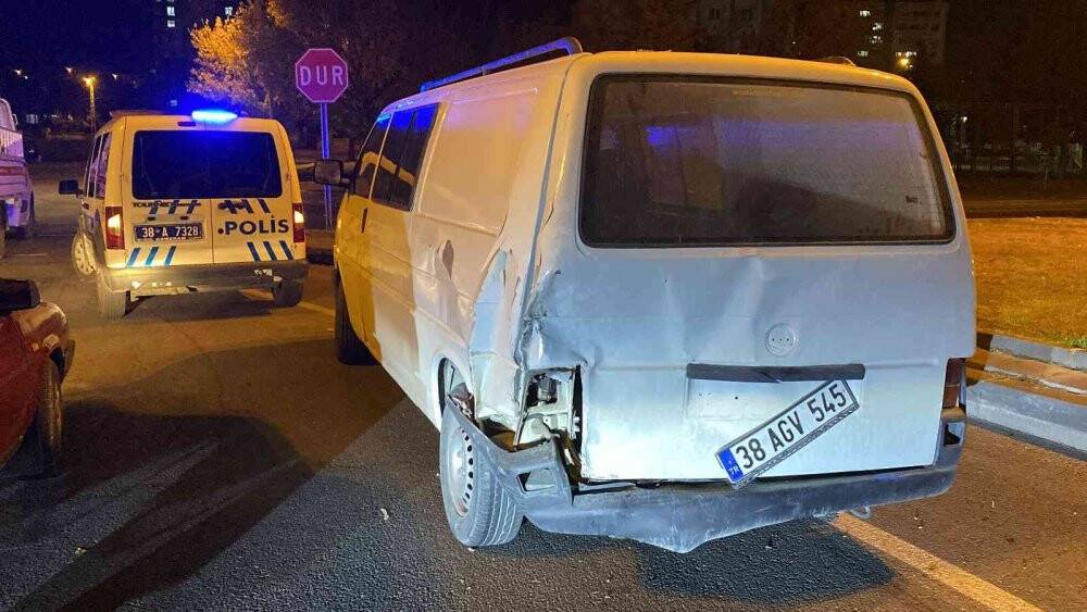 Otomobil ile minibüs çarpıştı