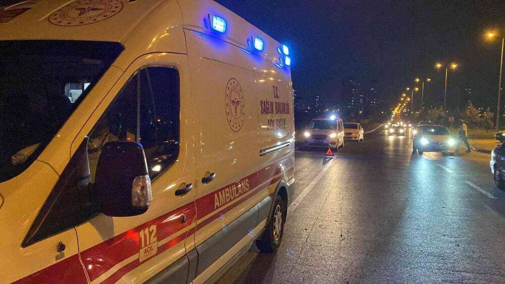 Otomobil ile minibüs çarpıştı