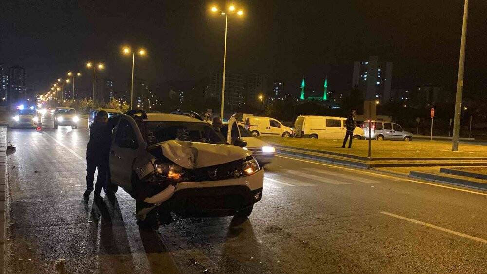 Otomobil ile minibüs çarpıştı