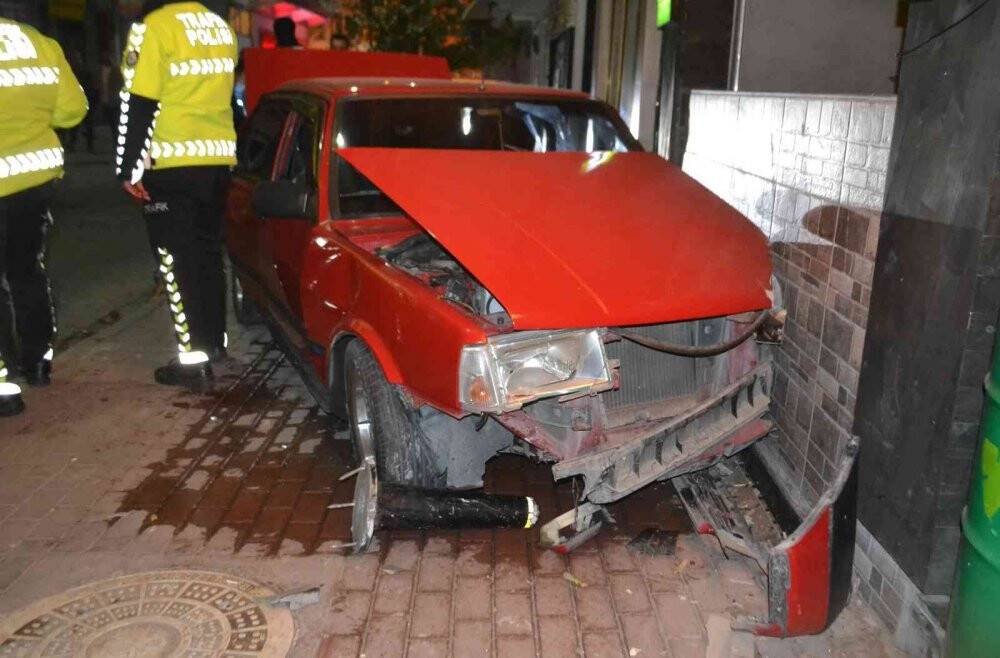 Polisi görünce panikledi eğlence mekanının duvarına  çarptı