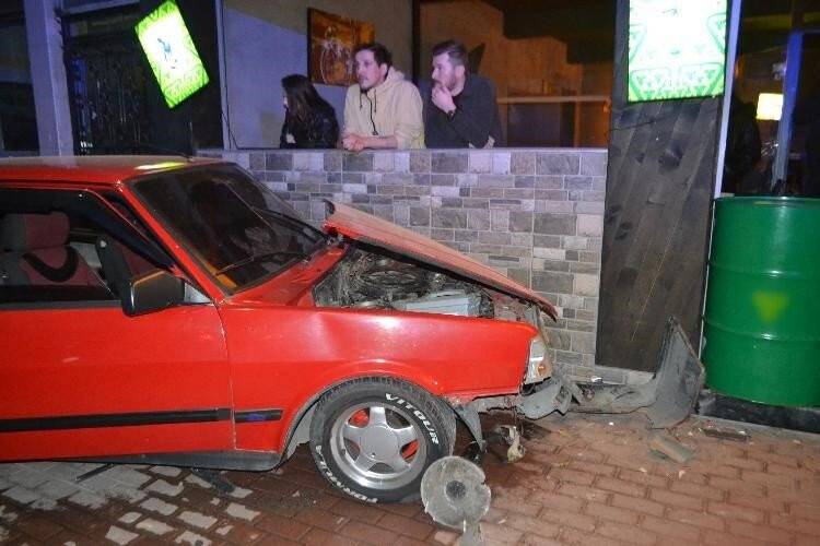 Polisi görünce panikledi eğlence mekanının duvarına  çarptı