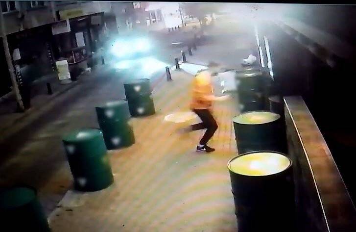 Polisi görünce panikledi eğlence mekanının duvarına  çarptı