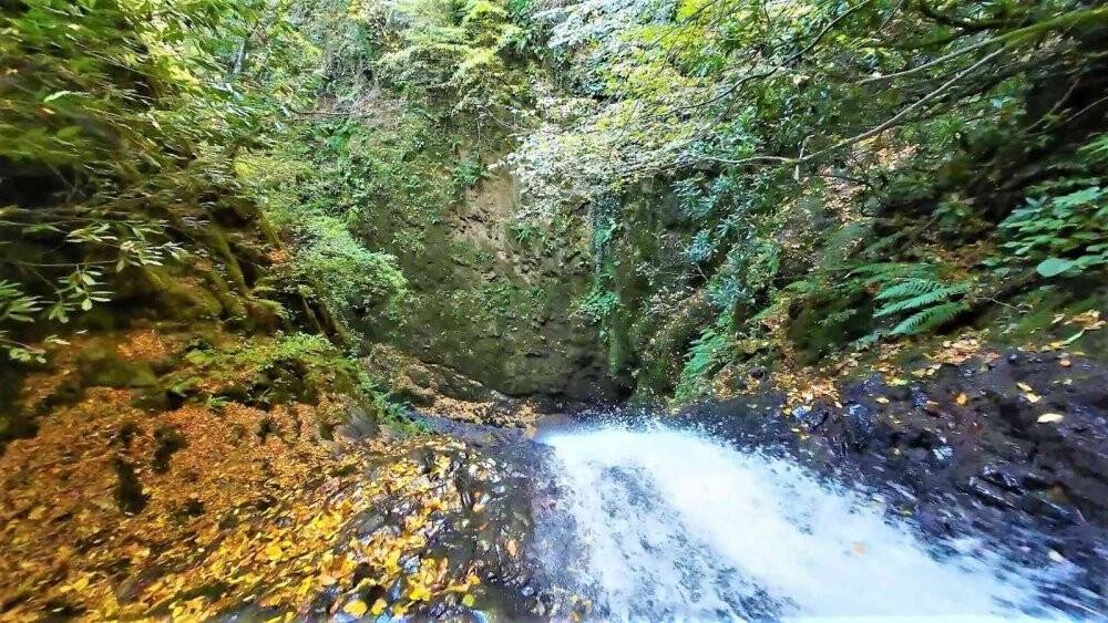 Sonbaharın renkleri ile şelale birleşti, manzara büyüledi