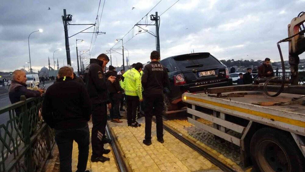 Tramvay yoluna giren cip raylarda asılı kaldı, seferler durdu