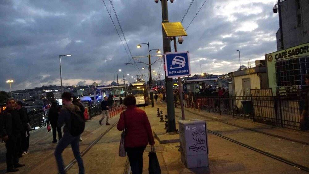 Tramvay yoluna giren cip raylarda asılı kaldı, seferler durdu