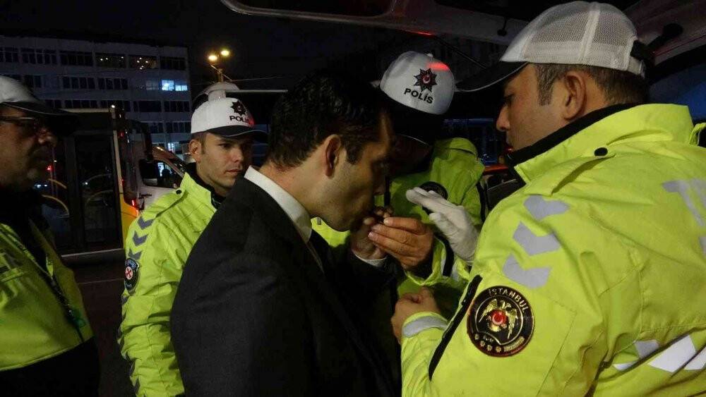 Tramvay yoluna giren cip raylarda asılı kaldı, seferler durdu