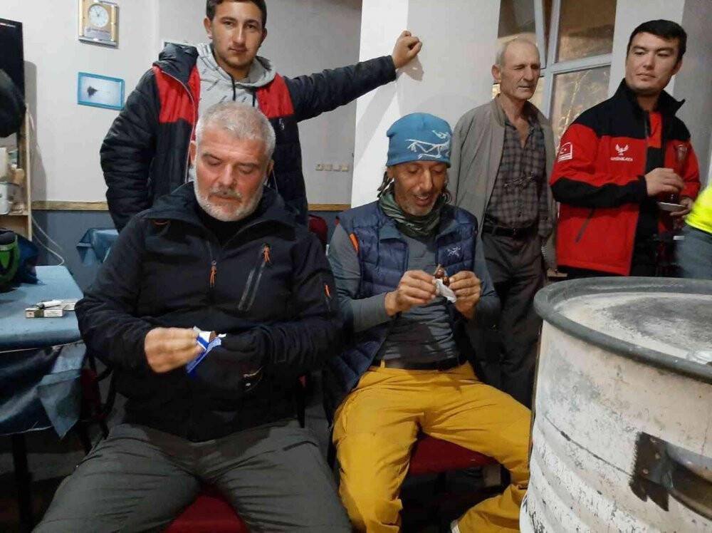 Uludağ’da mahsur kalan milli sporcu ve arkadaşı kurtarıldı