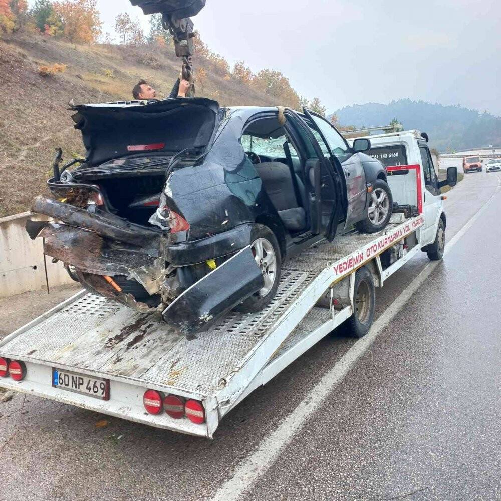 Otomobil dereye devrildi