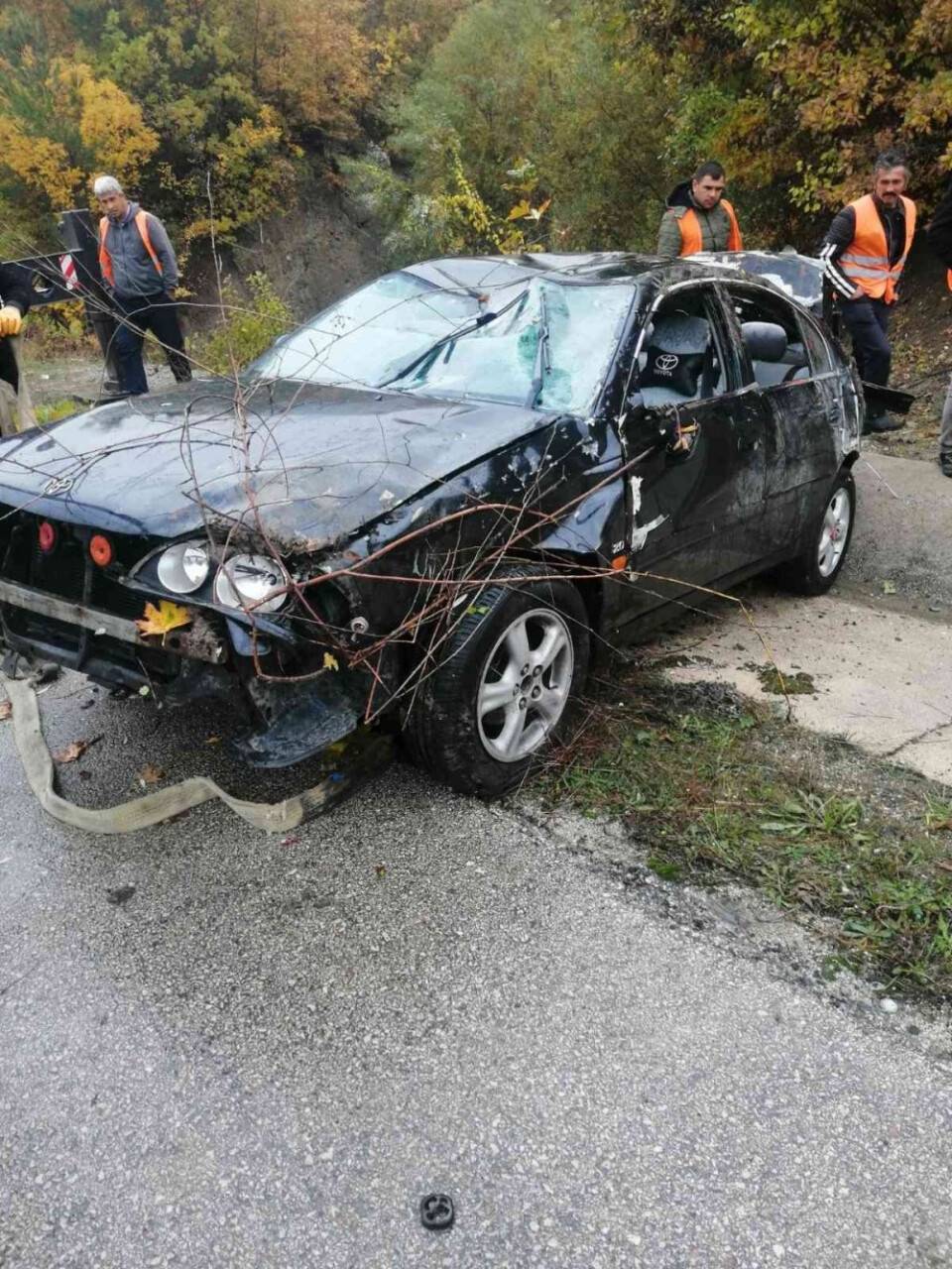 Otomobil dereye devrildi