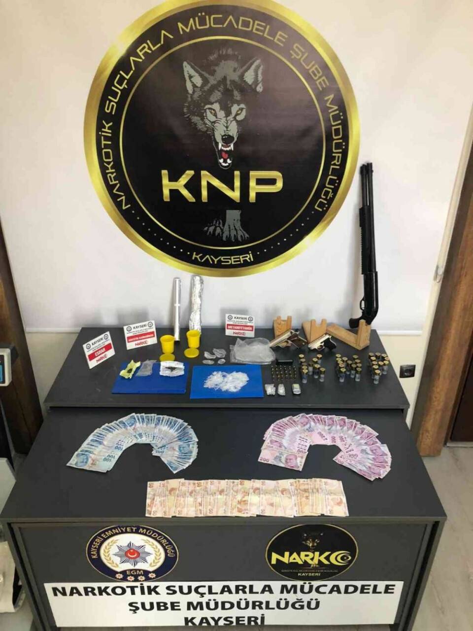 Torbacılar uyuşturucuyu satamadan enselendi