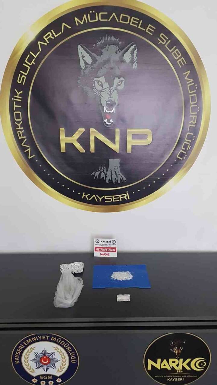 Torbacılar uyuşturucuyu satamadan enselendi