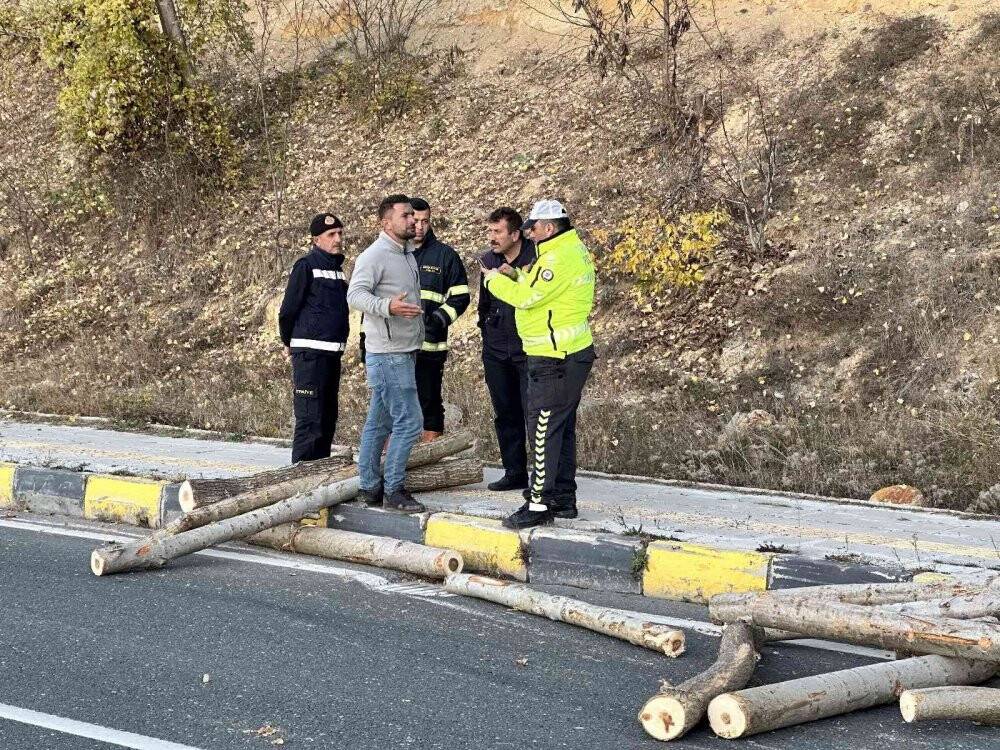 Arızalan traktörünü kaldırıma sürerek durdurabildi