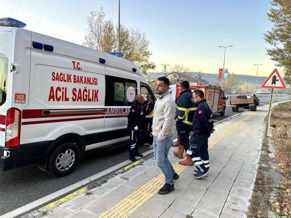 Arızalan traktörünü kaldırıma sürerek durdurabildi