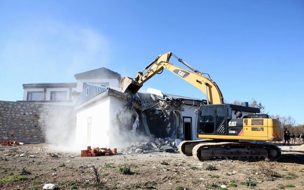 Bursa’da lüks kaçak villalar yıkıldı