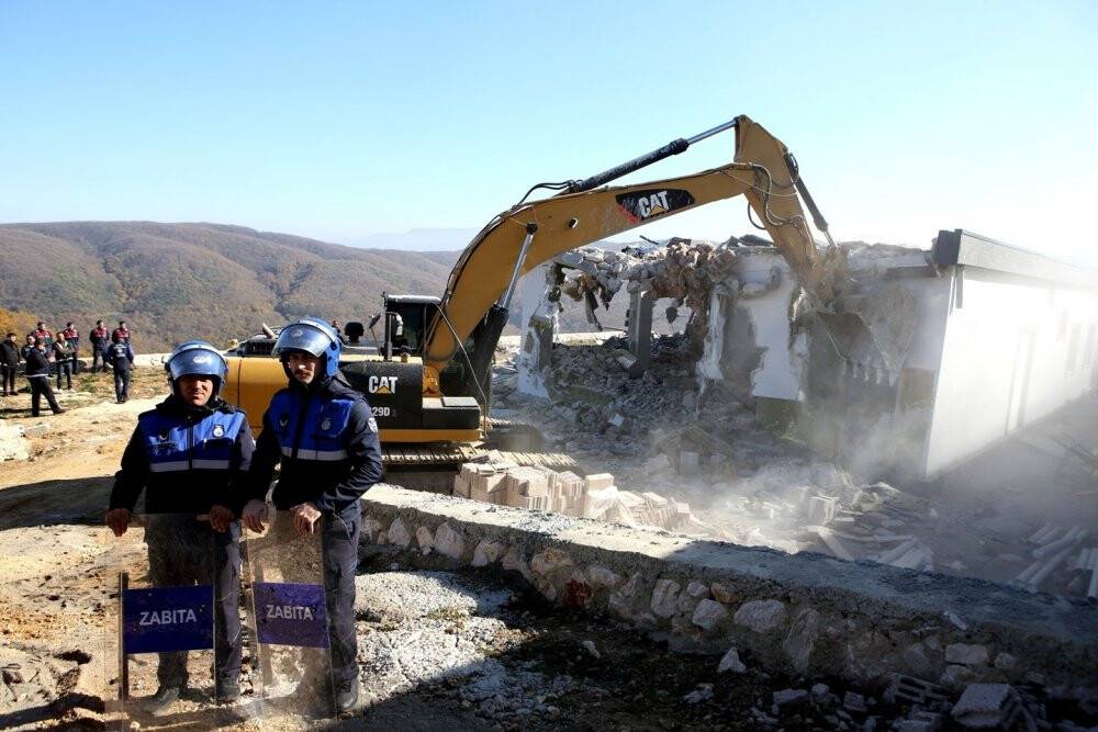 Bursa’da lüks kaçak villalar yıkıldı