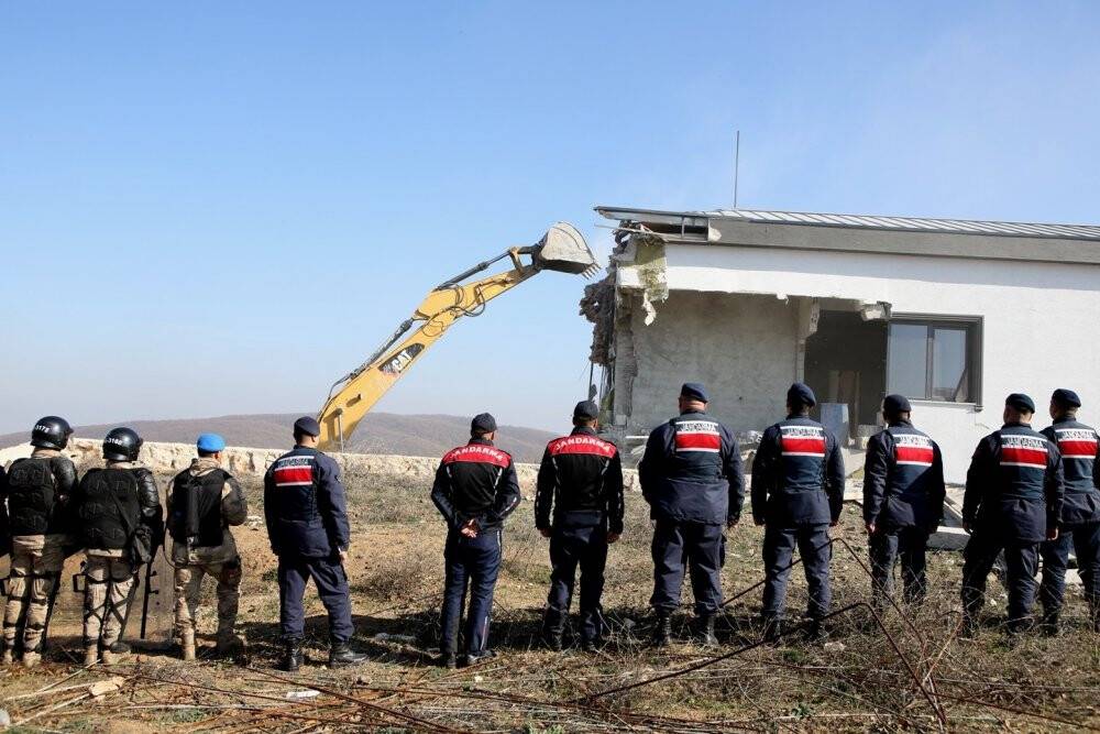 Bursa’da lüks kaçak villalar yıkıldı
