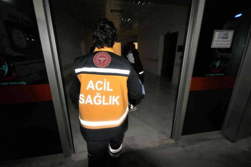 Evinin önünde bıçaklanan 30 yaşındaki kişi hastaneye kaldırıldı