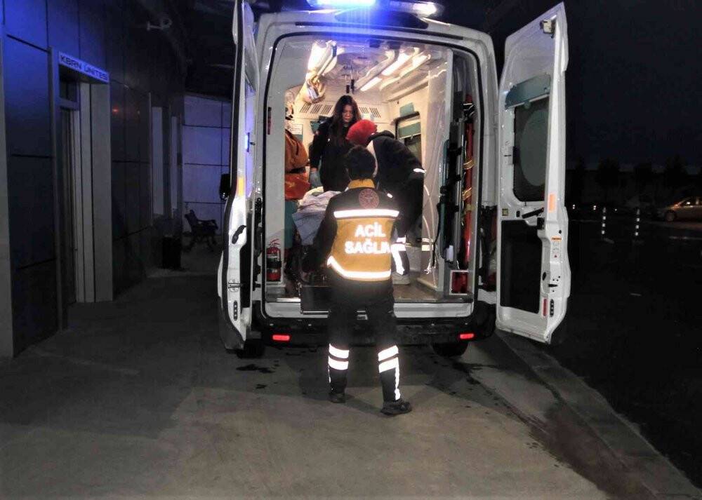 Evinin önünde bıçaklanan 30 yaşındaki kişi hastaneye kaldırıldı