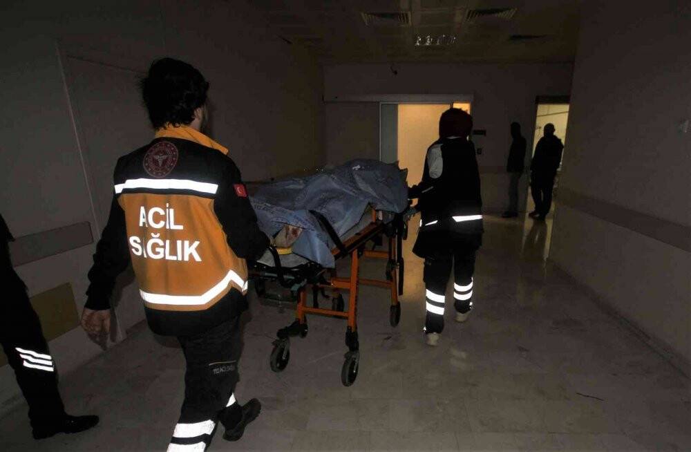 Evinin önünde bıçaklanan 30 yaşındaki kişi hastaneye kaldırıldı