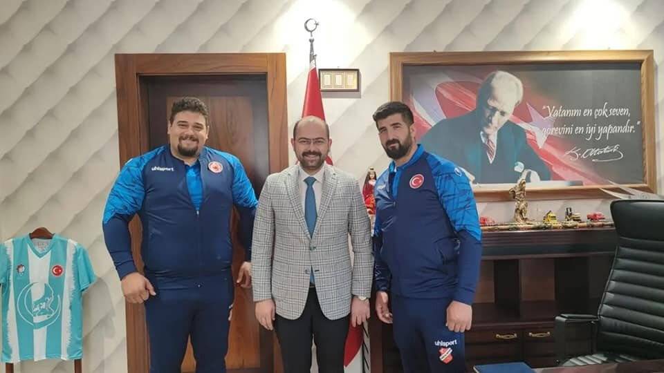 Gösteri yapmak için gittiler, ilçeyi dünyada temsil edecekler