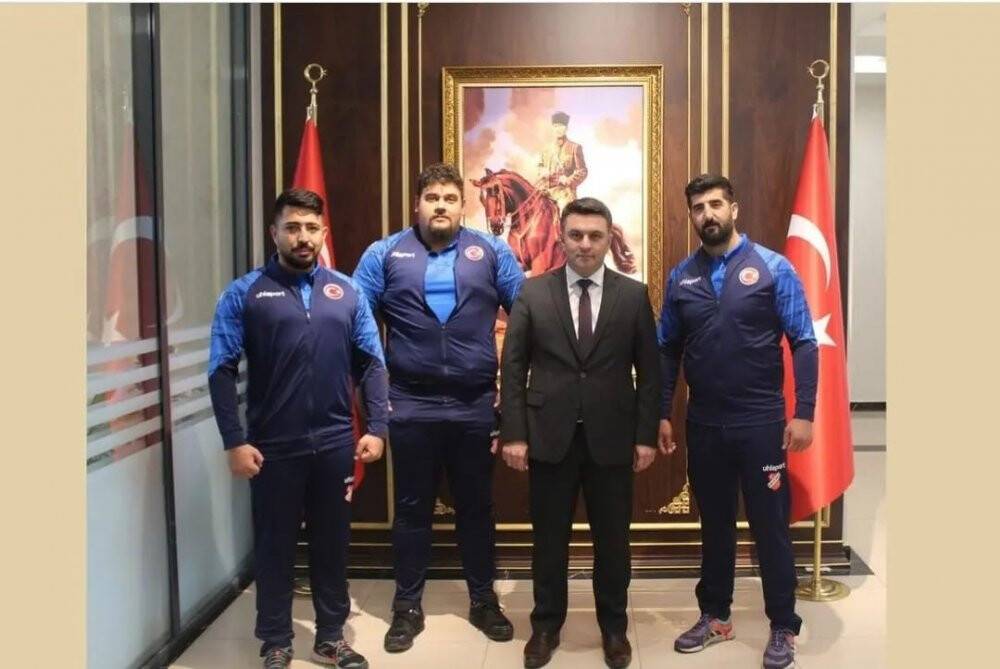 Gösteri yapmak için gittiler, ilçeyi dünyada temsil edecekler