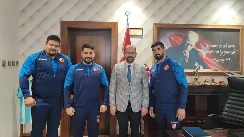 Gösteri yapmak için gittiler, ilçeyi dünyada temsil edecekler