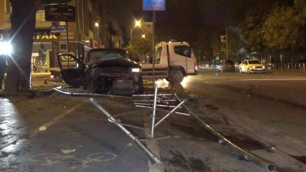 Otomobil ağaca çarptı, şoförü aracı bırakıp kaçtı