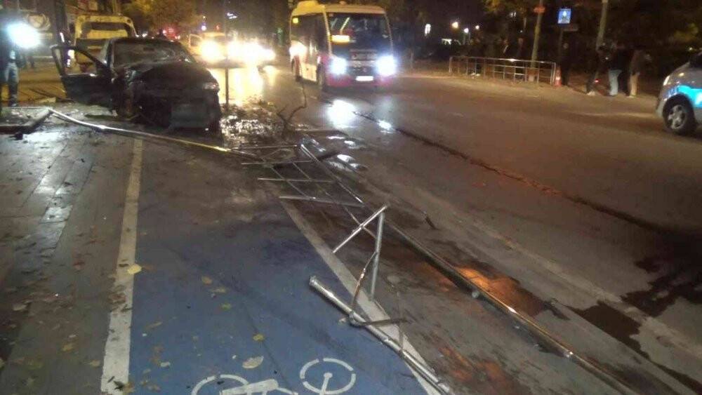 Otomobil ağaca çarptı, şoförü aracı bırakıp kaçtı