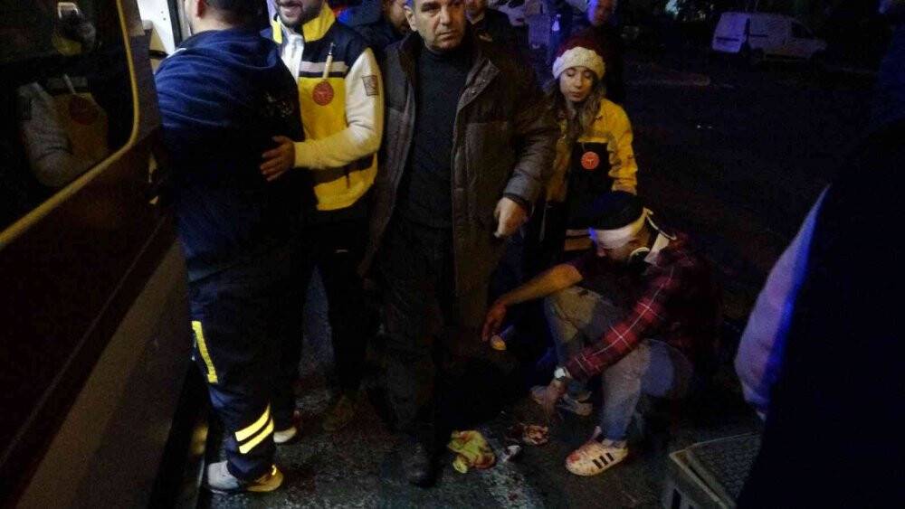 Otomobil polis aracına çarptı: 4 yaralı