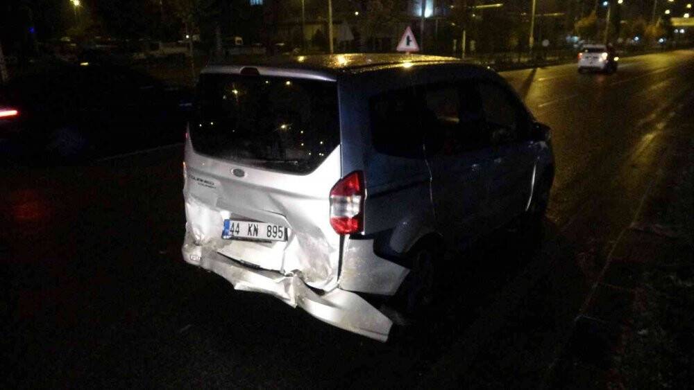 Otomobil polis aracına çarptı: 4 yaralı